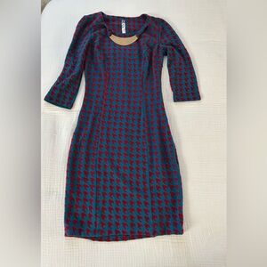 Waggon Paris Dress
Size Small 36
Pencil
Stretchy
Teal Red
Attached Necklace